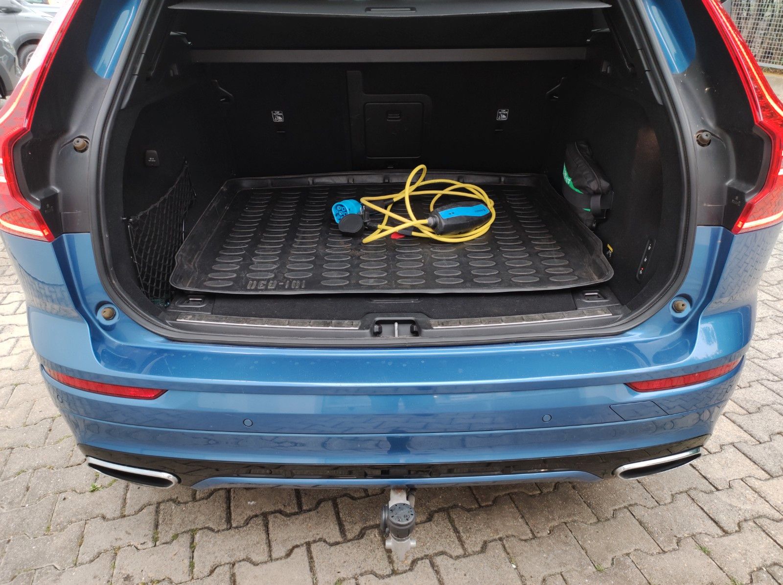 Volvo XC60 R Design PHEV AWD PANO Leder AHK LED Autom foto 6