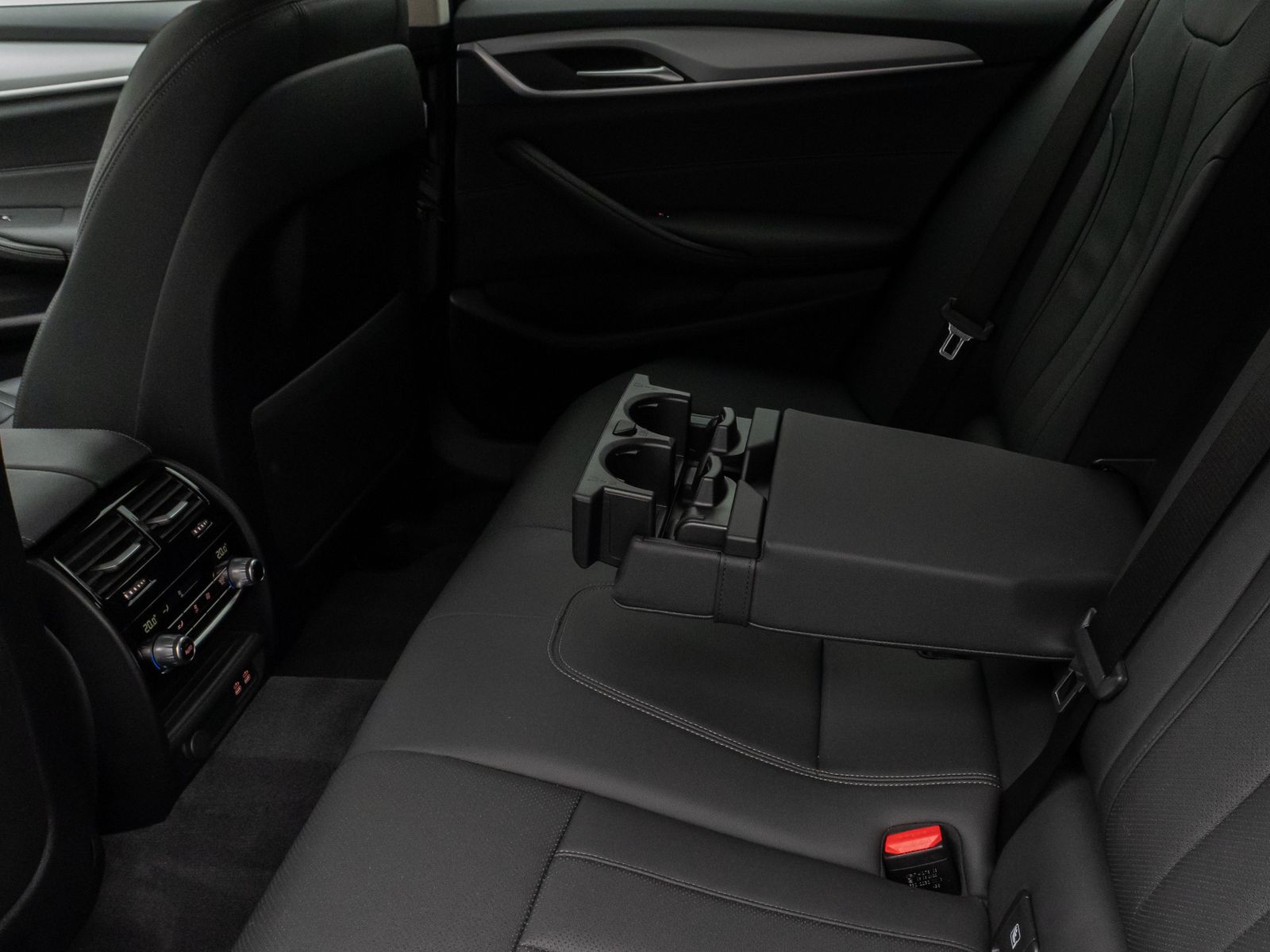 Fahrzeugabbildung BMW 530e Kamera DAB CockPitPro Sitzhzg Alarm LED