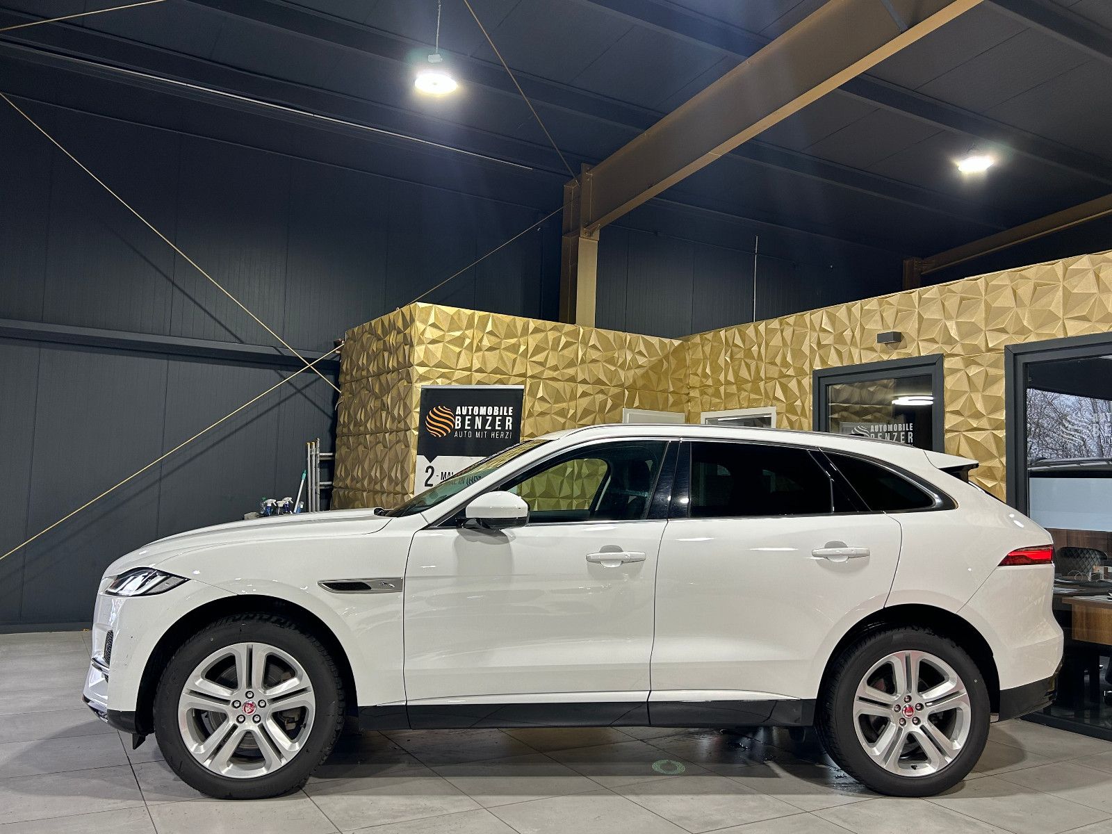 Fahrzeugabbildung Jaguar F-PACE SE AWD/HEAD-UP/MEMORY/ACC/KAMERA/APPLE