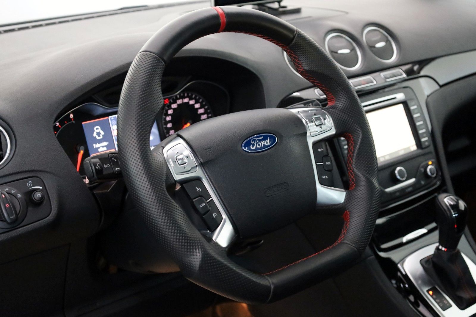 Fahrzeugabbildung Ford S-MAX Titanium S T.Leder,Navi,Xenon,Panorama,SH