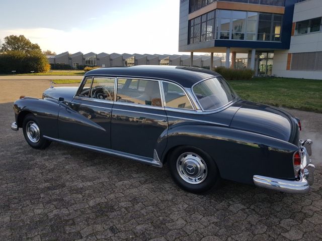 Mercedes-Benz Adenauer 300 d Hardtoplimosine mit Schiebedach