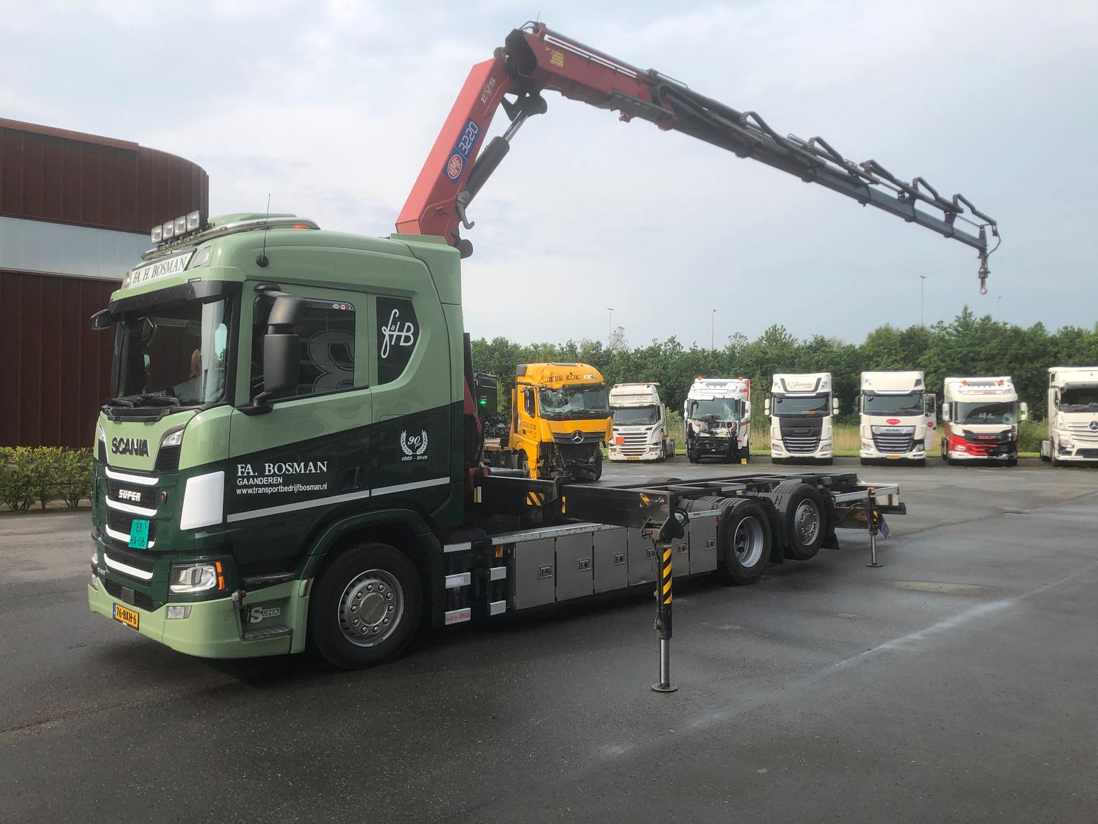 Scania R 450 mit HMF kran