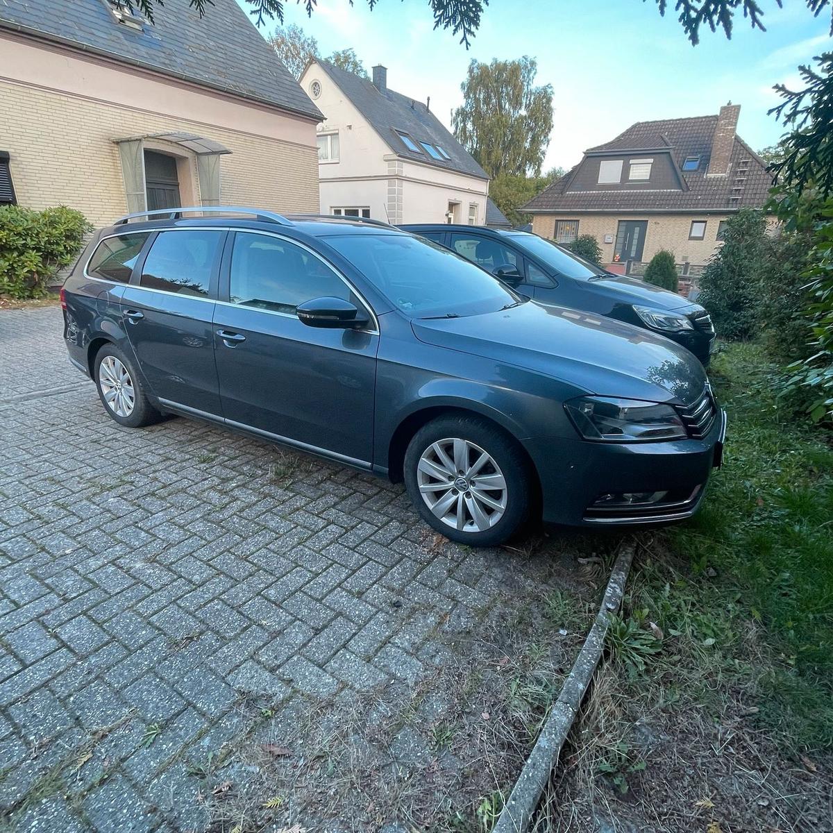 Volkswagen Passat 2011 — rear view