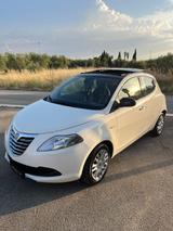 Lancia Ypsilon 1.2 69 CV 5 porte S&S Silver tett - Lancia Ypsilon mit Panoramadach