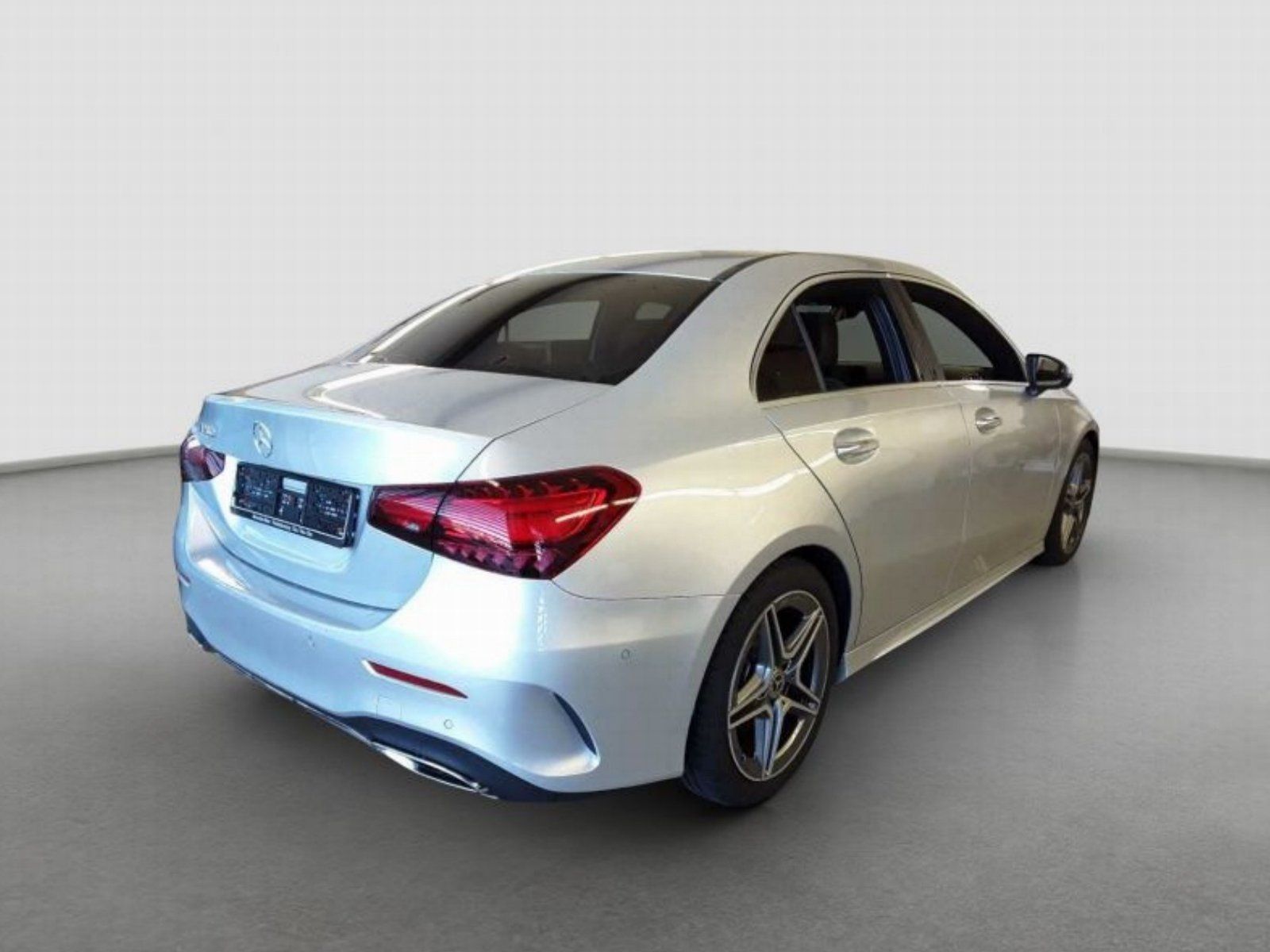 Fahrzeugabbildung Mercedes-Benz A200 Limo AMG Prem DISTR Pano AHK Memo LED KeyGo