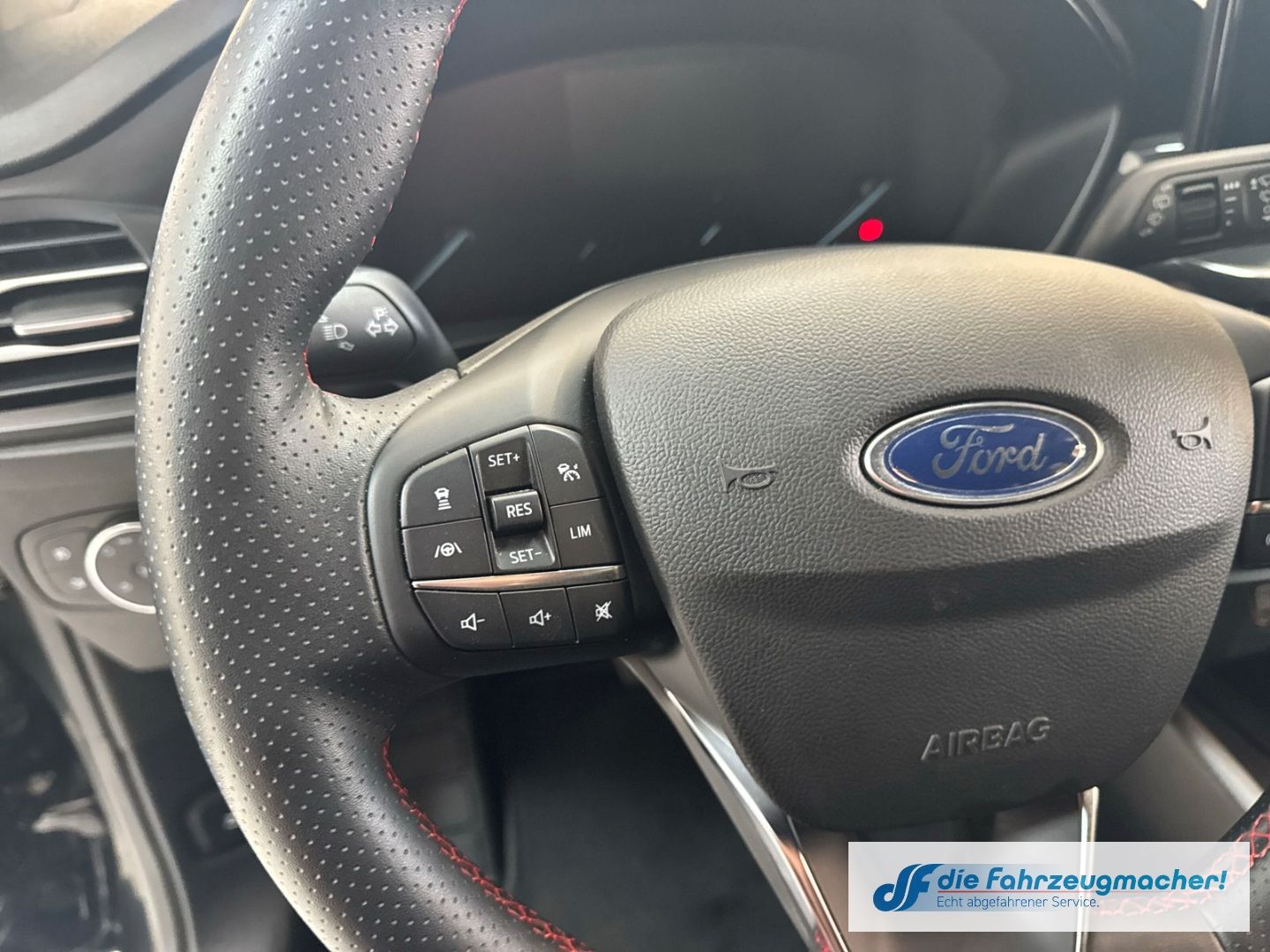 Fahrzeugabbildung Ford Focus ST-Line Navi LED ACC Apple CarPlay Android