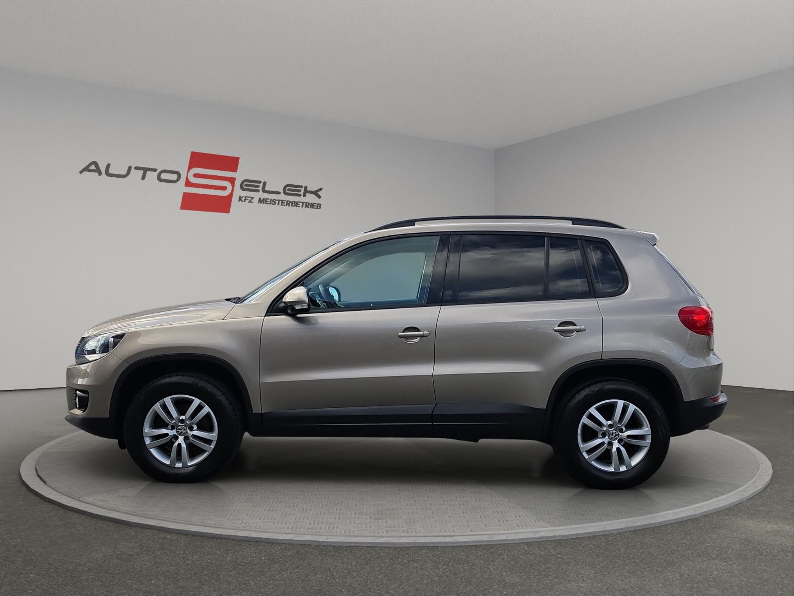 Fahrzeugabbildung Volkswagen Tiguan AHK TEMPOMAT PDC SHZ TÜV SERVICE NEU