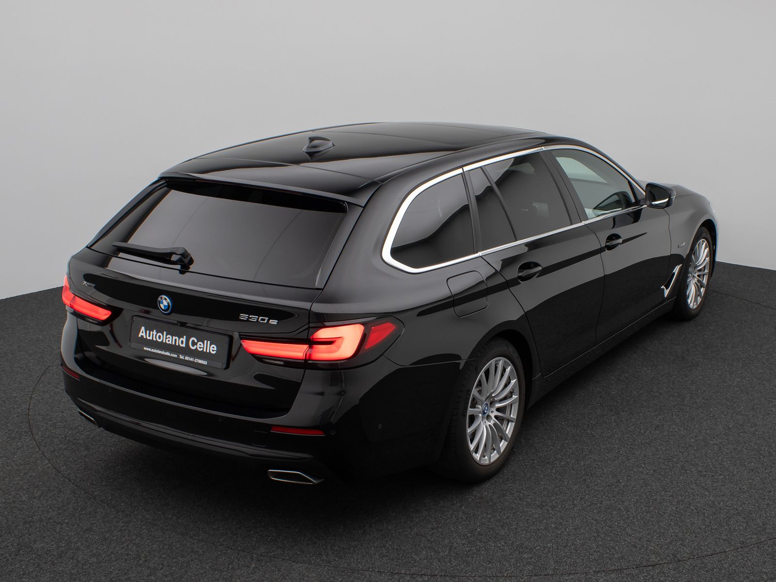Fahrzeugabbildung BMW 530e xD Panorama Kamera CockPiPro DAB Alarm LED
