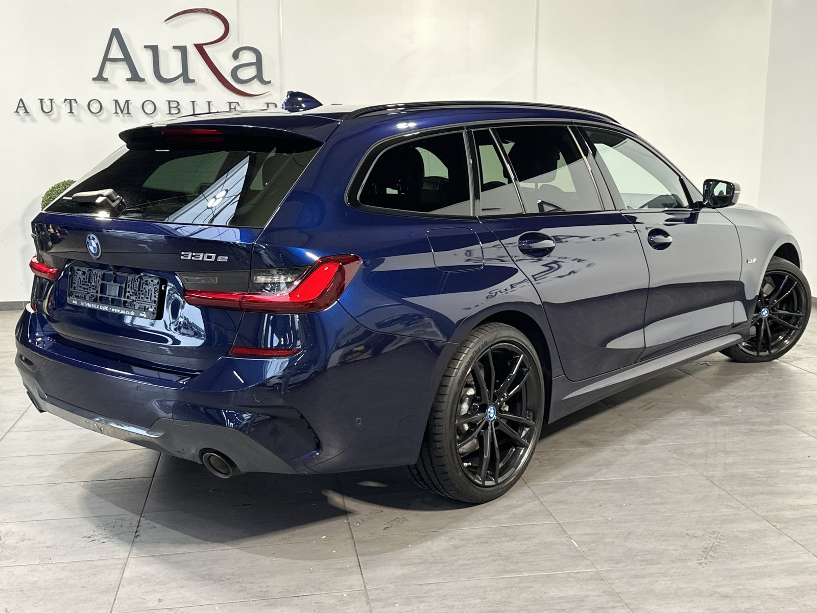 Fahrzeugabbildung BMW 330e Touring xDrive M-Sport NAV+LED+ACC+KAM+H&K