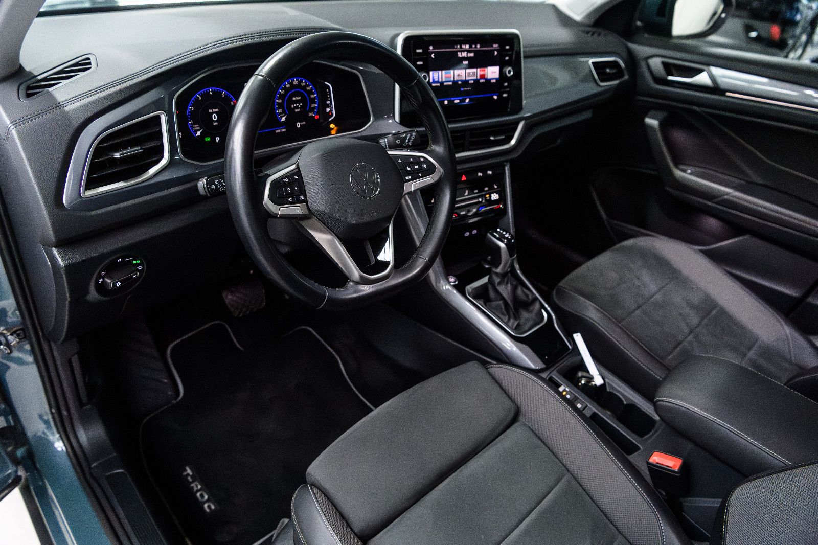 Fahrzeugabbildung Volkswagen T-Roc Style 1.5 TSI DSG LED+AHK+KEYLESS+KAMERA