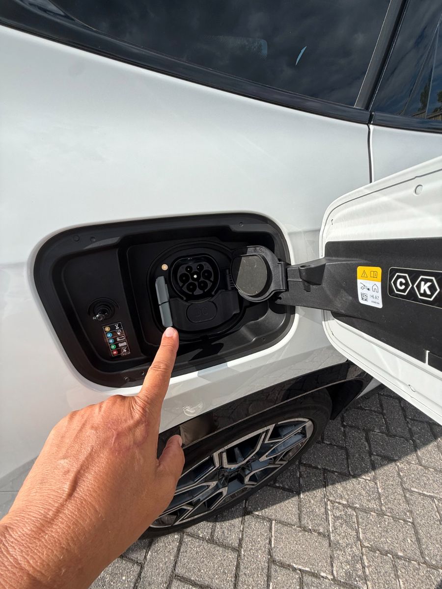 BMW iX1 30 xDRIVE xLINE PANO 19 LEDER AHK LED foto 24