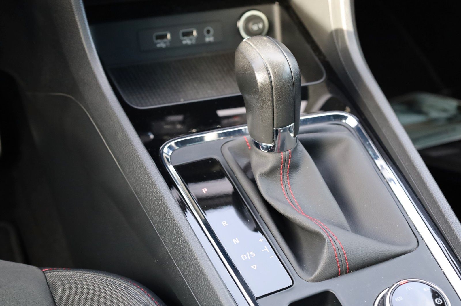 Fahrzeugabbildung SEAT Ateca FR 1,5 TSI DSG *AHZV *DAB*Navi*Winterpaket