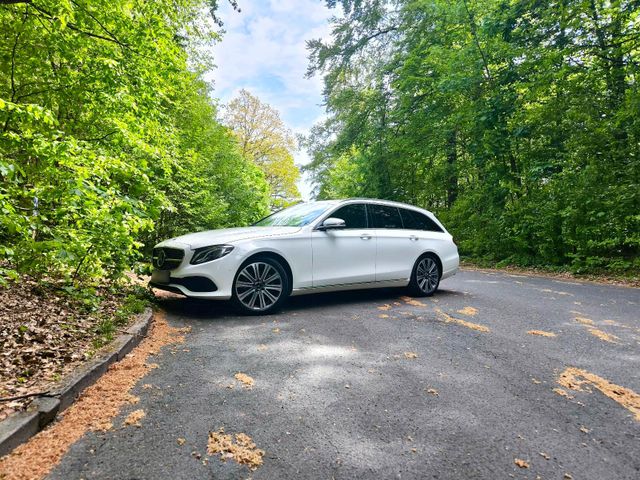 MERCEDES-BENZ Mercedes Benz E220d T model, 4matic,Widesc...