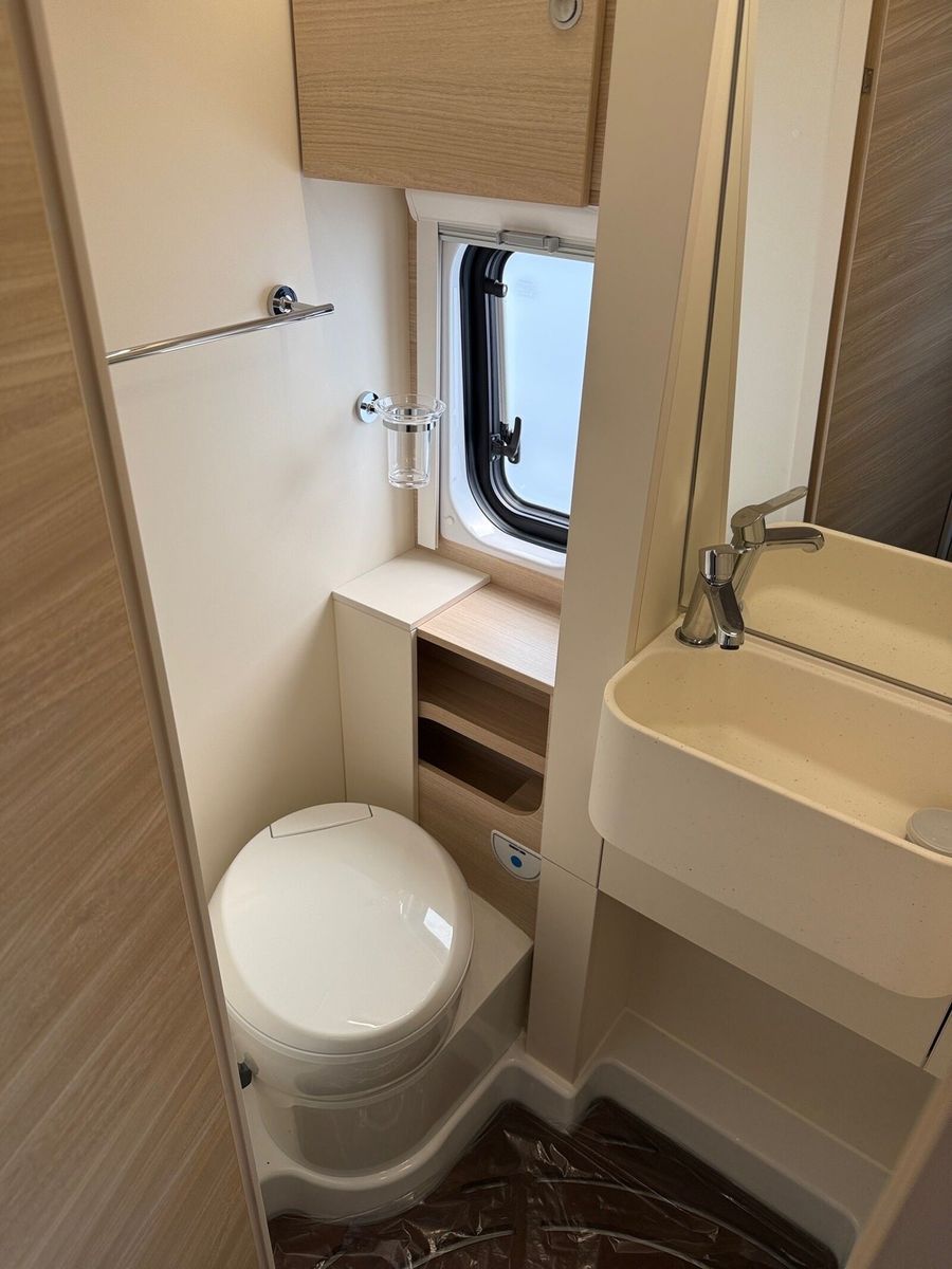 Fahrzeugabbildung Eura Mobil Van V 595 HB Mondial Plus- & Fahrassistenzpaket