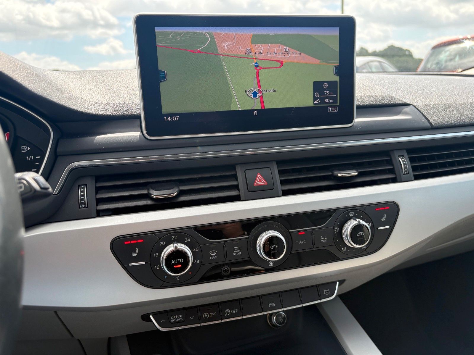 Fahrzeugabbildung Audi A4 2.0 TDI quattro Aut Navi Leder Xenon AHK SPOR