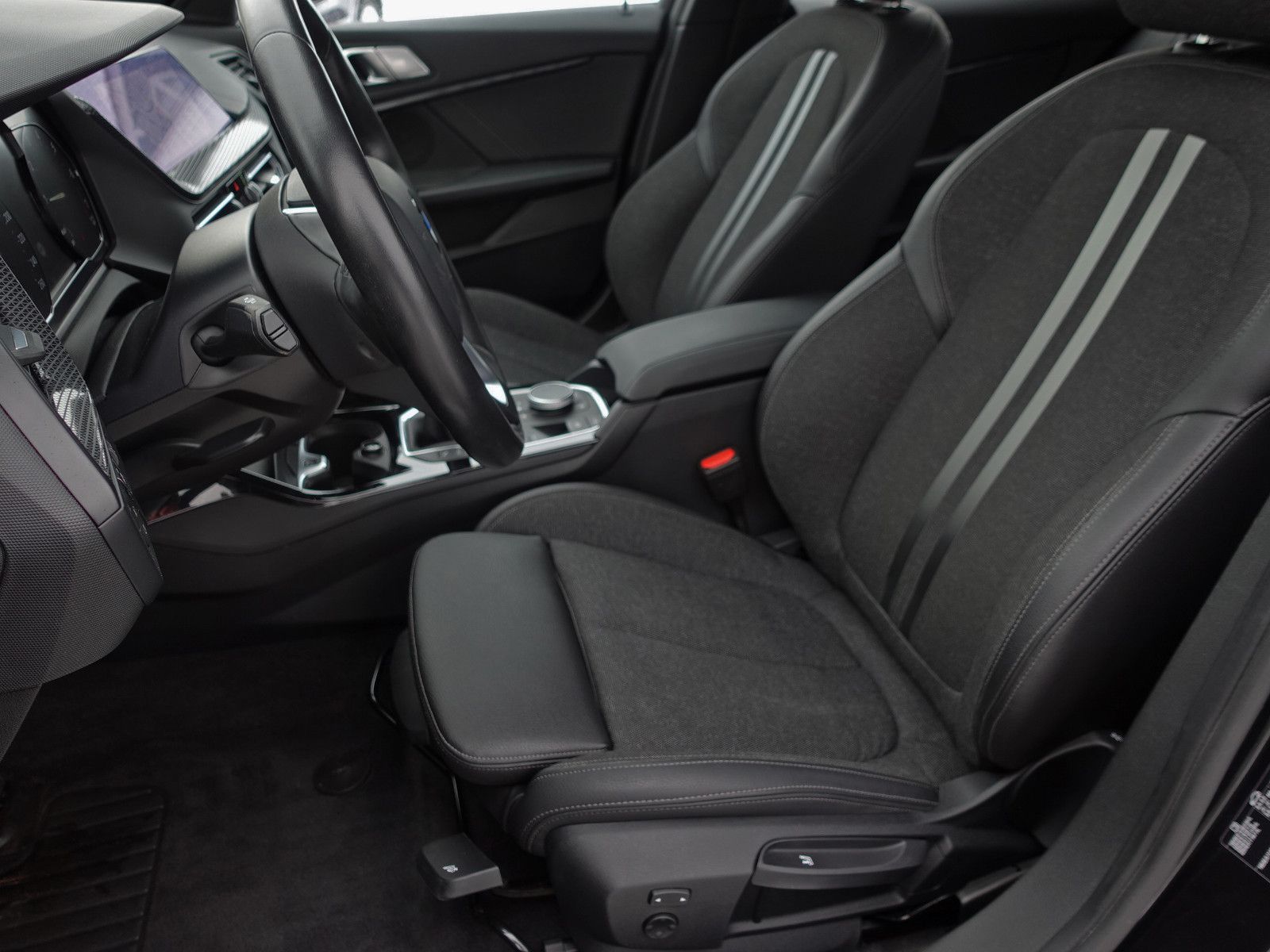 Fahrzeugabbildung BMW 118i Sport Line Navi CarPlay LED-Pkt.