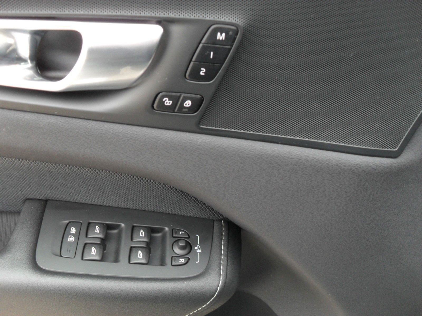 Fahrzeugabbildung Volvo XC60 T6 Plus Dark | AWD | 21er | Licht