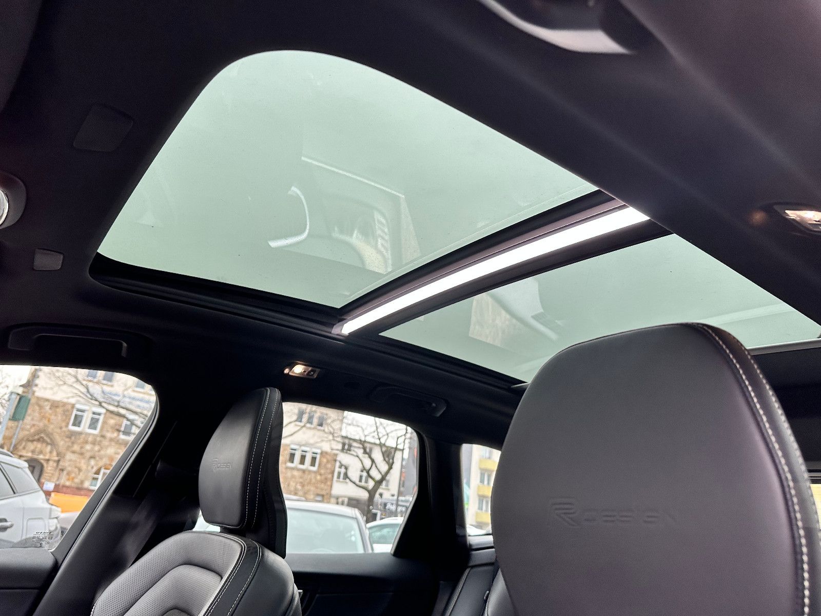 Fahrzeugabbildung Volvo XC60 T5 R DESIGN AWD*PANO+AHK+LED*