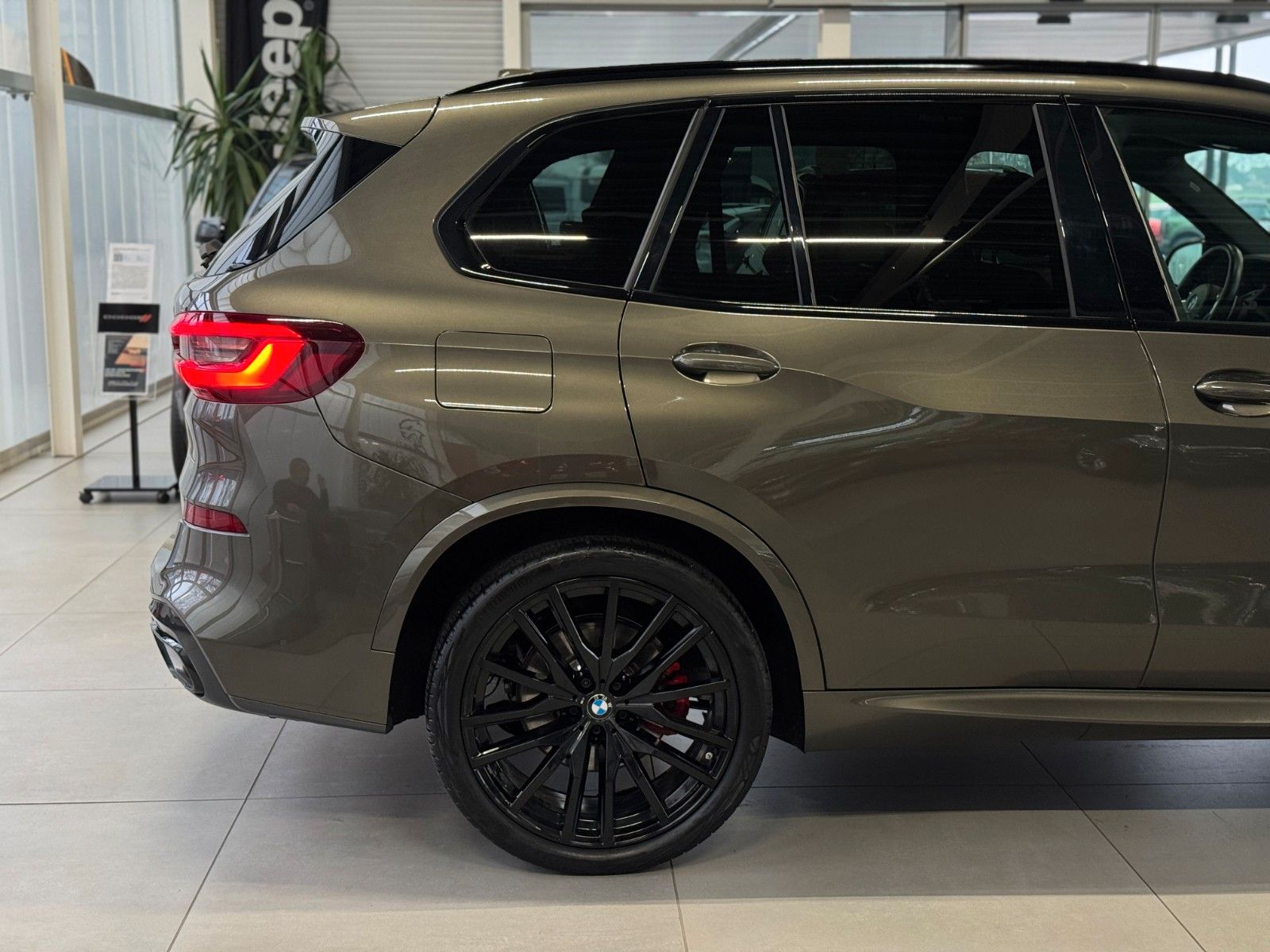 Fahrzeugabbildung BMW X5 xDrive 30d M-Sport "Driving As. Professional"