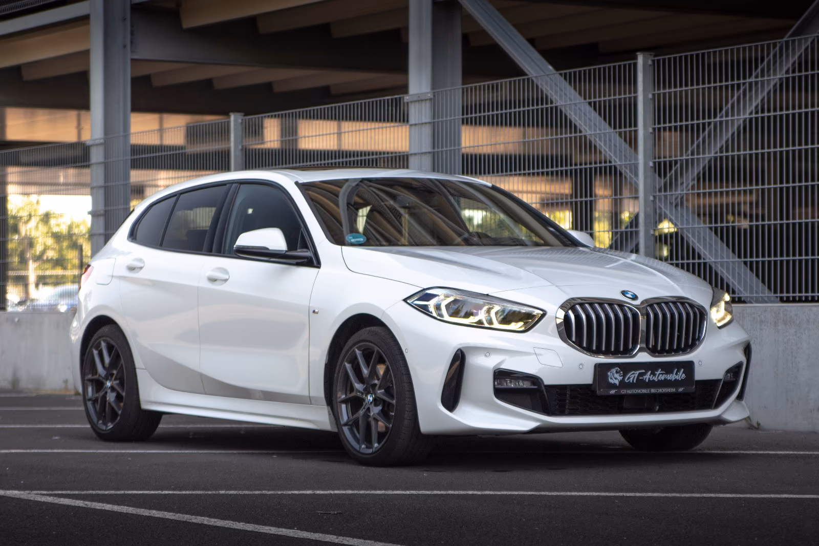 BMW 118i Lim.*M Sport*PANO*KAM*U-FREI*MOCCA BROWN!