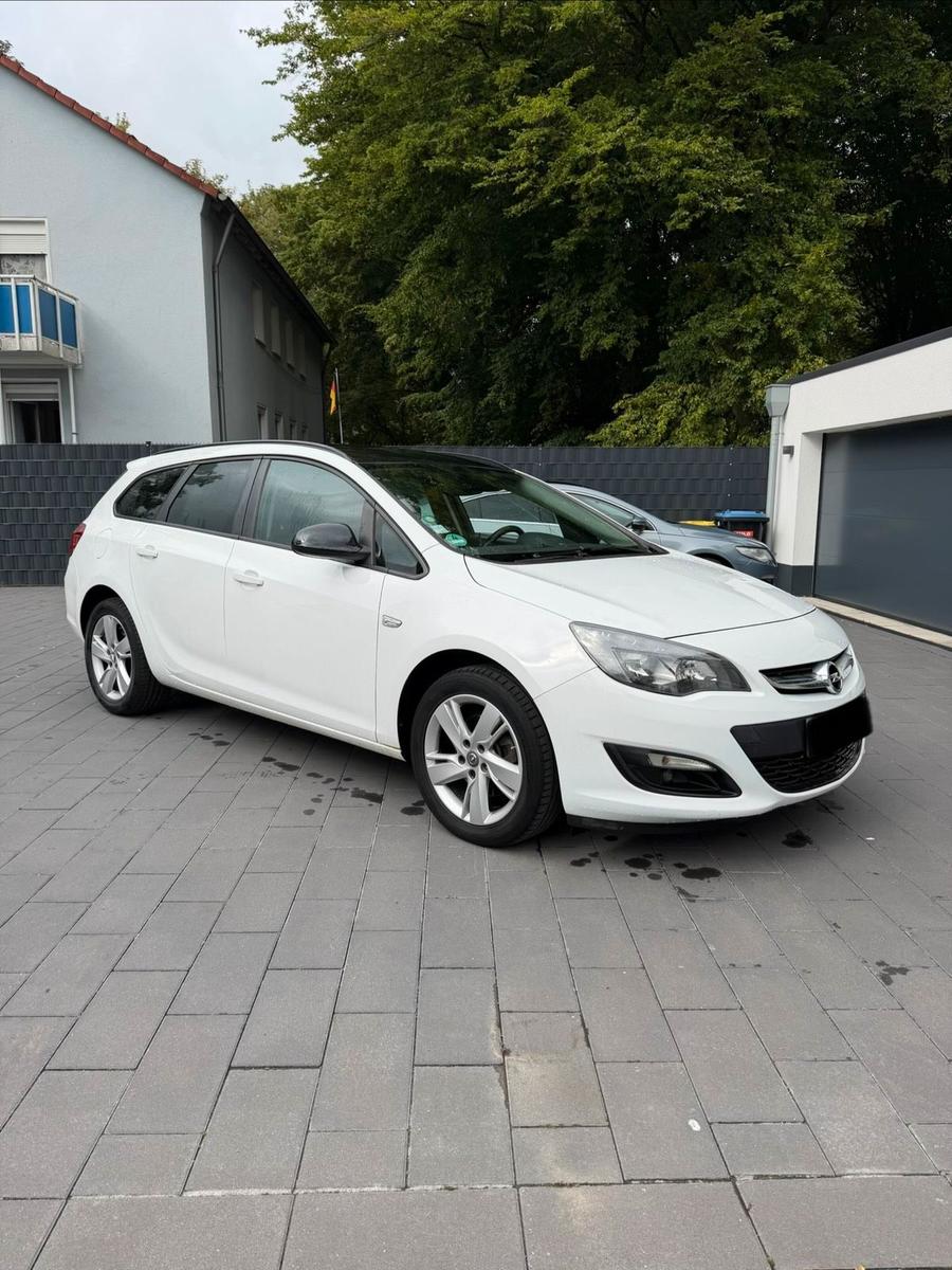 Opel Astra 2015 — rear view