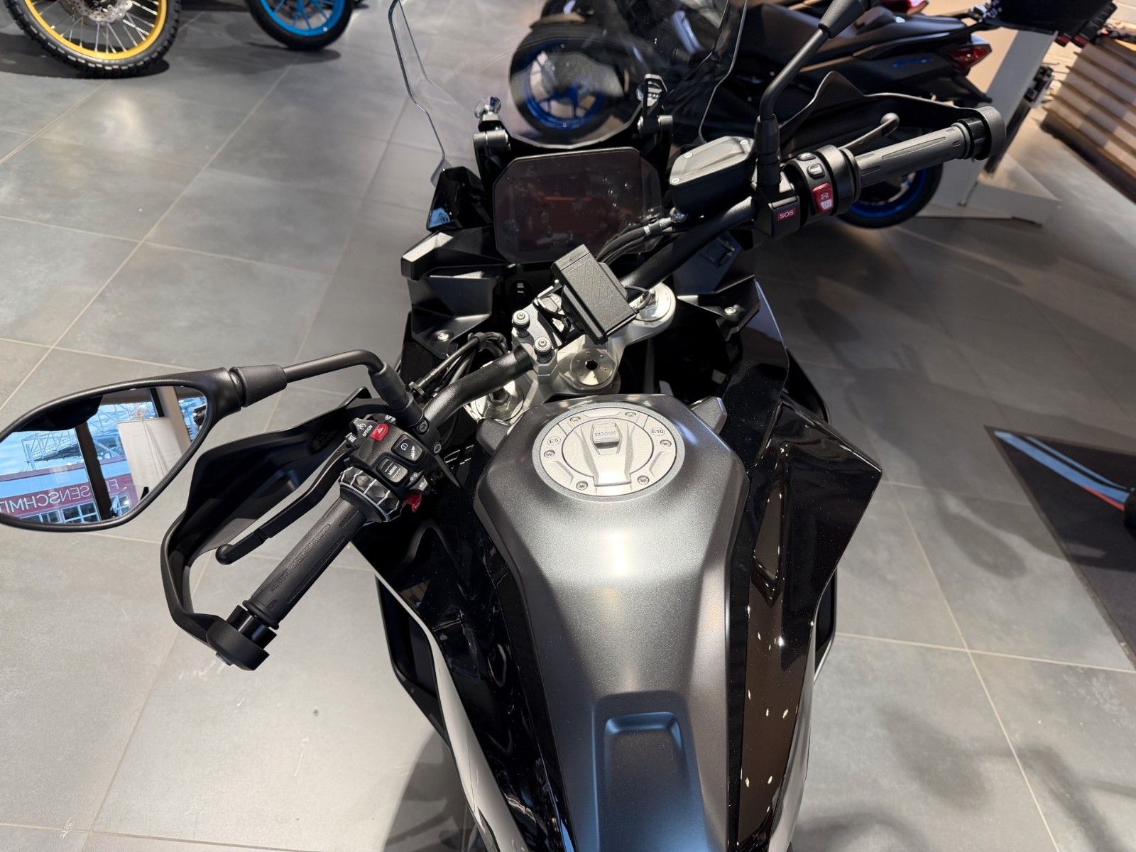 Fahrzeugabbildung BMW F 900 XR Triple Black 2 Pakete+ M-Kette/ Extras
