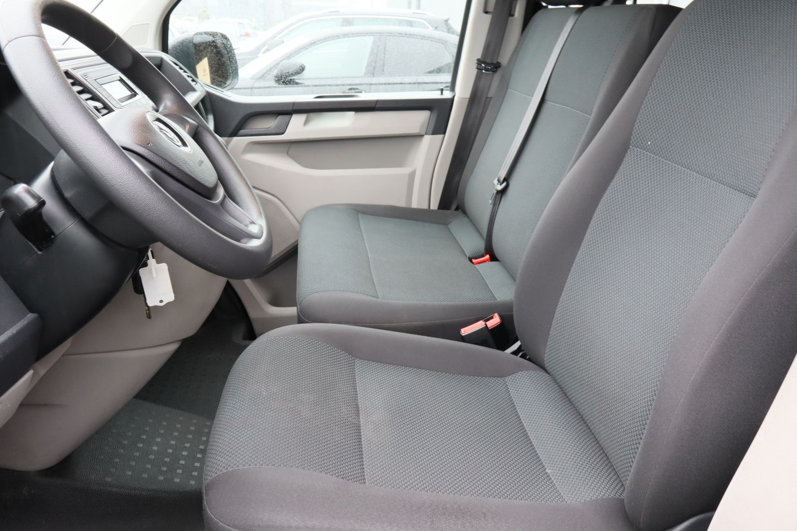 Fahrzeugabbildung Volkswagen T6 Kombi Kombi 2.0 TDI DSG 9-Sitzer BLUETOOTH+AH