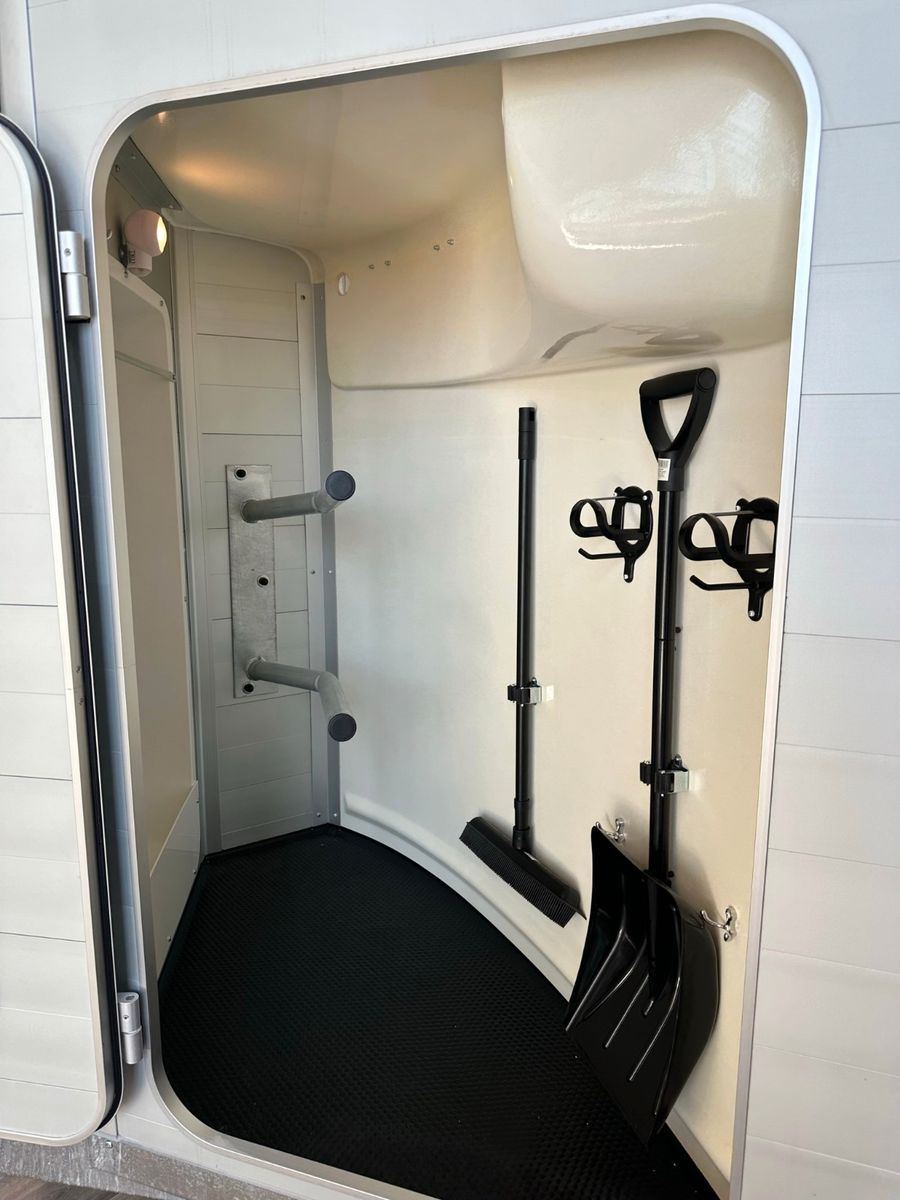 Fahrzeugabbildung Humbaur Xanthos Aero 2400 Black metallic --Lagerwagen--