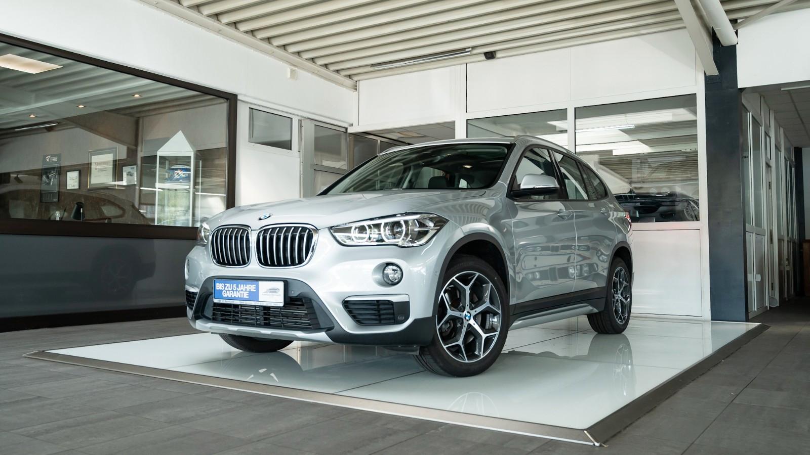 BMW X1 xDrive 20i xLine PanoDach PrkA Teilleder uvm.