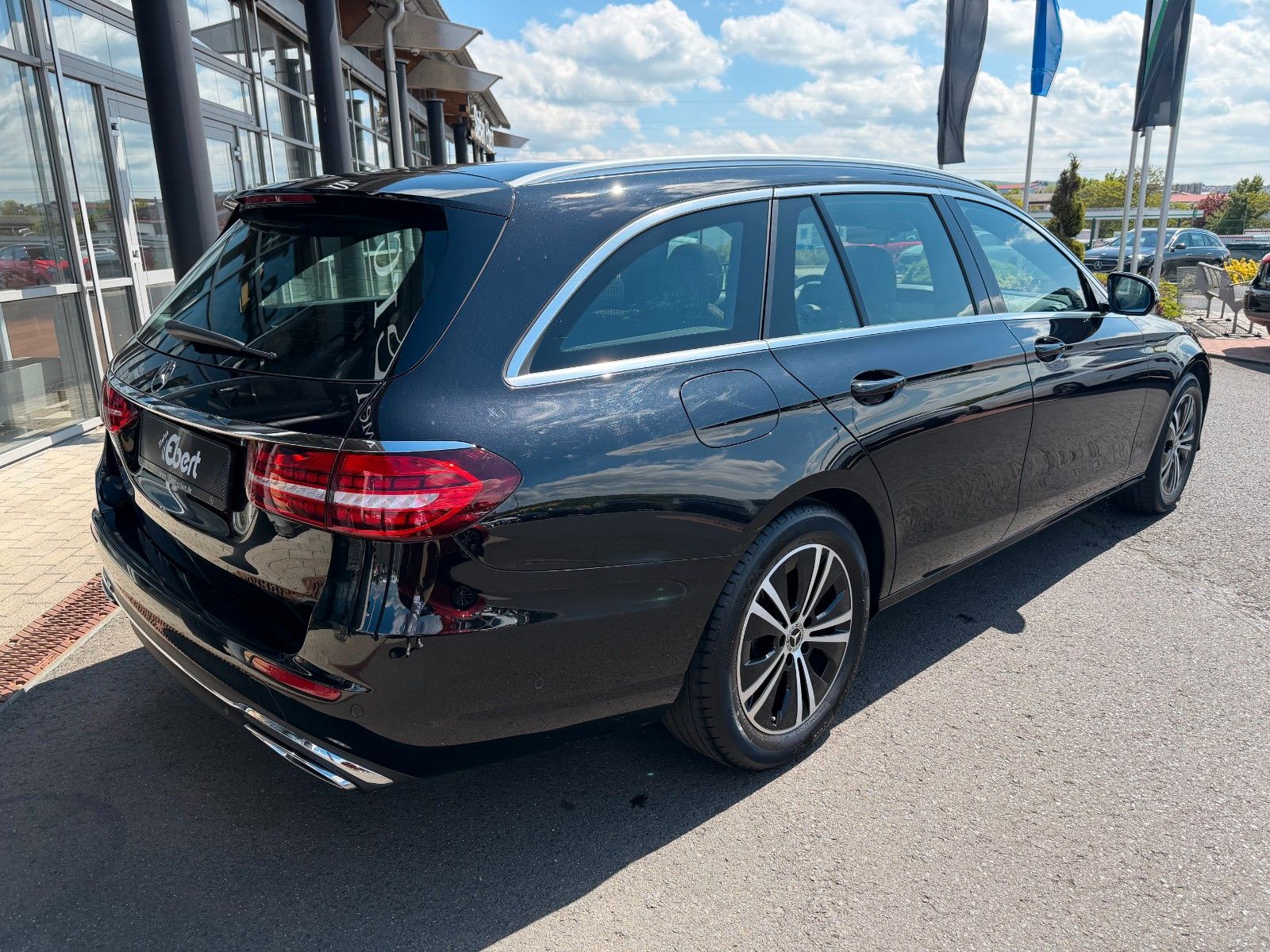 Fahrzeugabbildung Mercedes-Benz E 200 T Avantgarde+Pano+RKamera+Ambiente+TotW