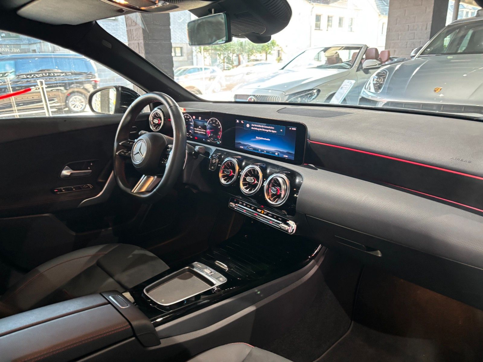 Fahrzeugabbildung Mercedes-Benz A 200 //AMG-LINE//MBUX//AMBIENTE/KAMERA/SHZ/NAVI