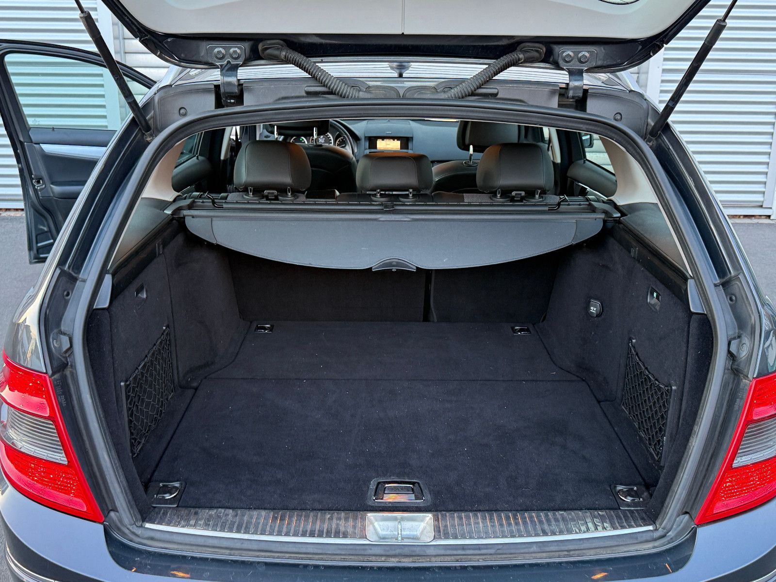 Fahrzeugabbildung Mercedes-Benz C 200 T CGI BlueEff Avantgarde Aut AHK GRA SHZ