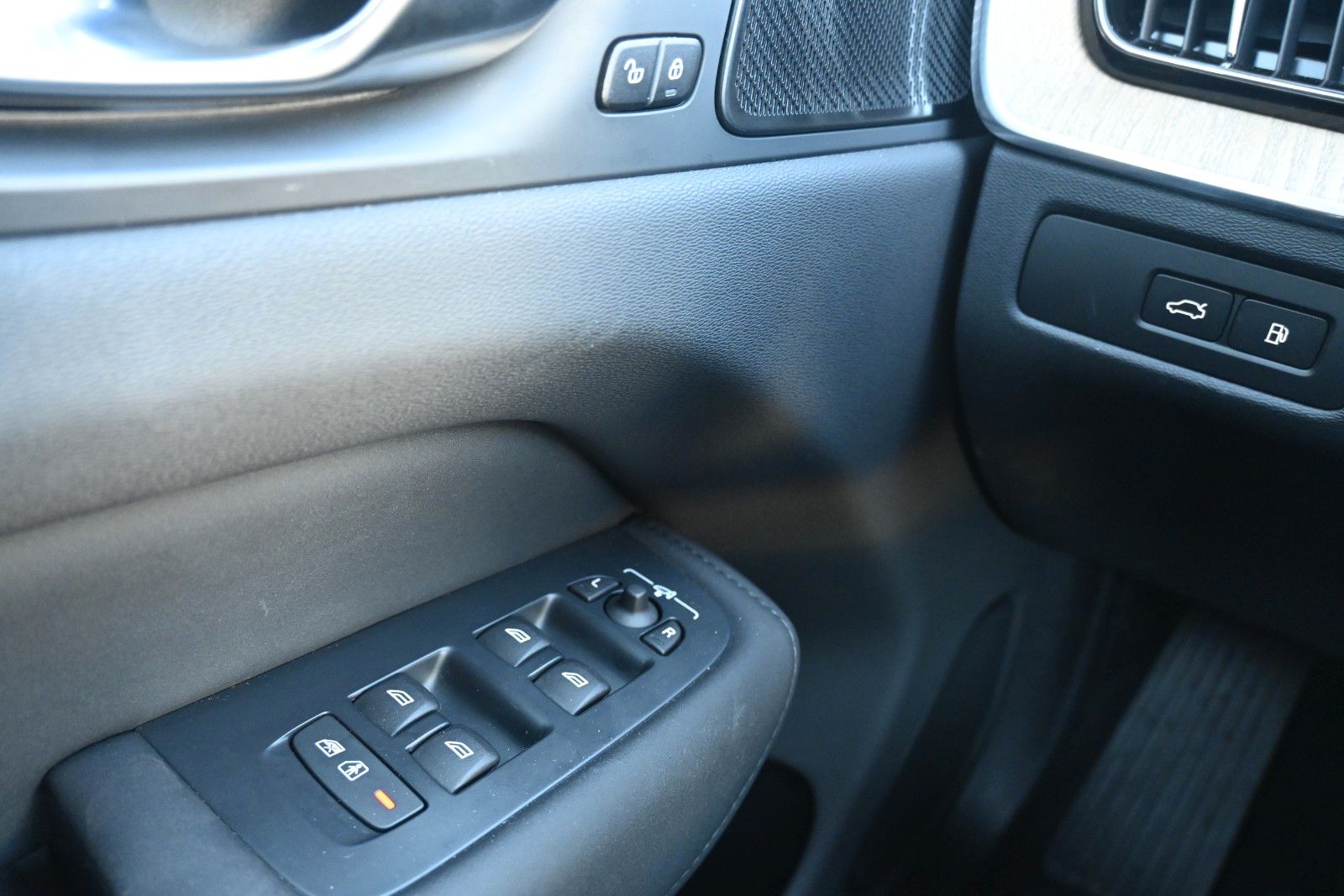 Fahrzeugabbildung Volvo XC60 T6 Plug-in Hybrid AWD Plus Bright*360°*ACC