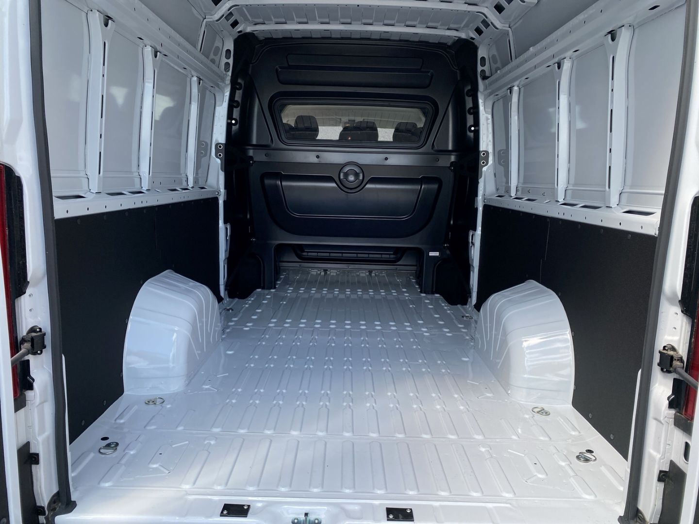 Fahrzeugabbildung Peugeot Boxer Kasten Hochraum 435 L4H2TwinCab BlueHDi 16