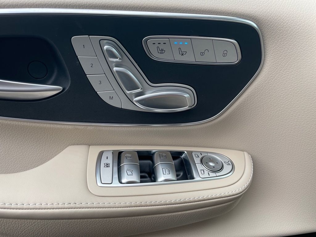 Fahrzeugabbildung Mercedes-Benz V 300 d Avantgarde extralang 4x4 Mittelkonsole,