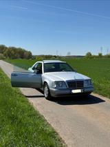 Mercedes-Benz E 220 Coupé Oldtimer. Super Zustand/gepflegt   - Mercedes-Benz E 220 mit Benzin-Antrieb: Sportwagen