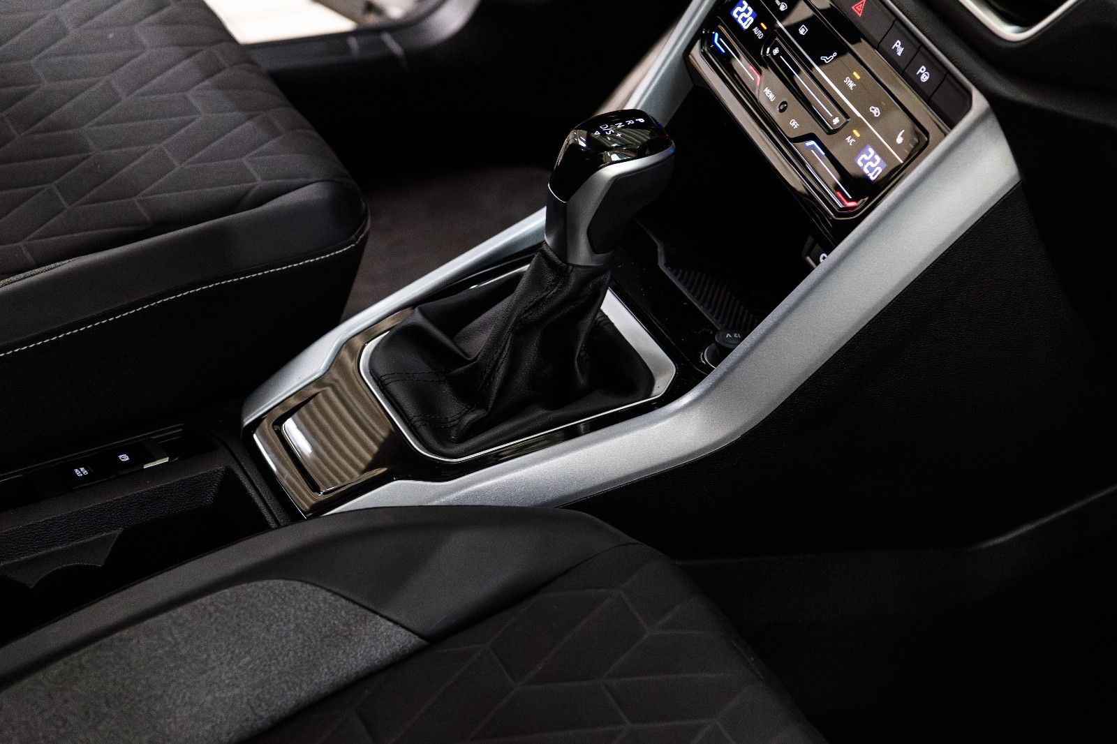 Fahrzeugabbildung Volkswagen T-Roc Goal+LED+AHK+GJR+NAVI+SHZ+AHK+ACC+