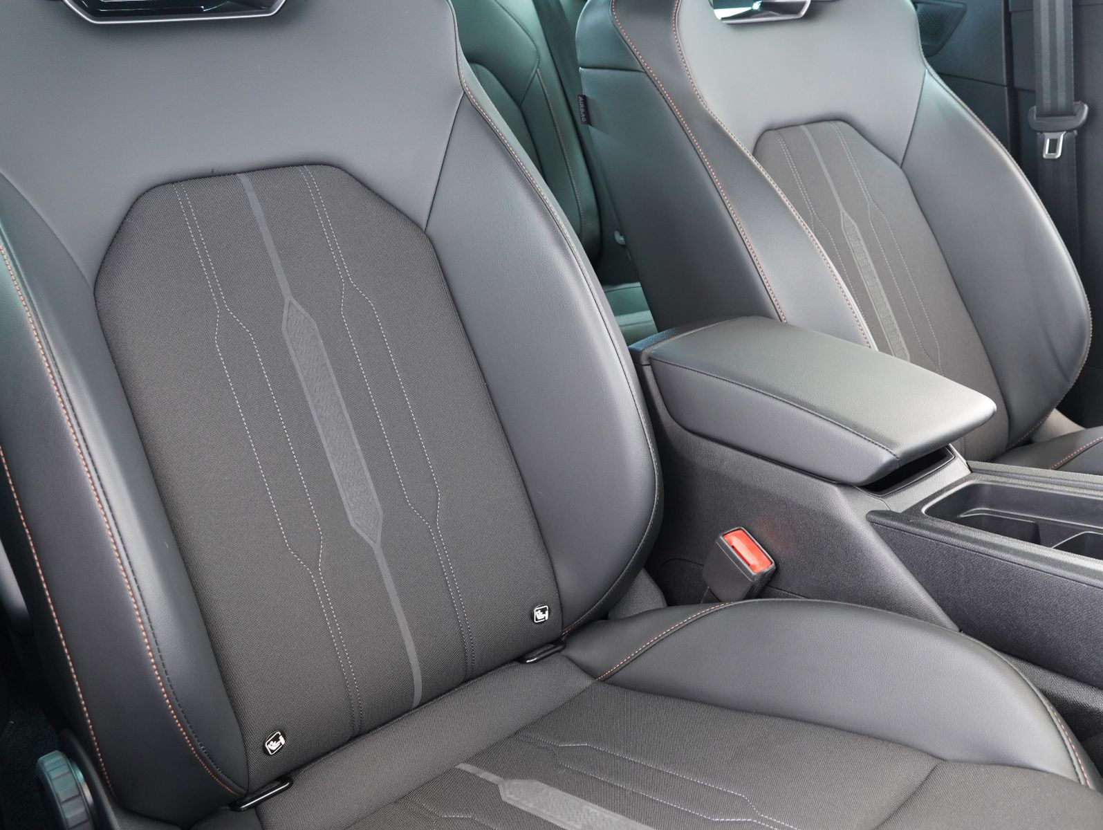 Fahrzeugabbildung CUPRA Leon Sportstourer VZ 2.0 TSI DSG 4Drive