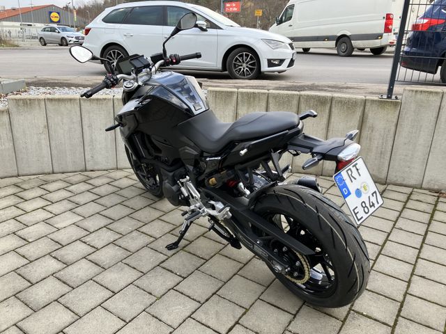 BMW F 900 R Triple Black Vollausstattung