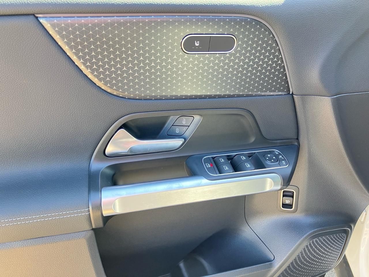 Fahrzeugabbildung Mercedes-Benz EQB 250+ BONUS+FAHRASSISTENT+LENKRADHEIZ+AMBIENT