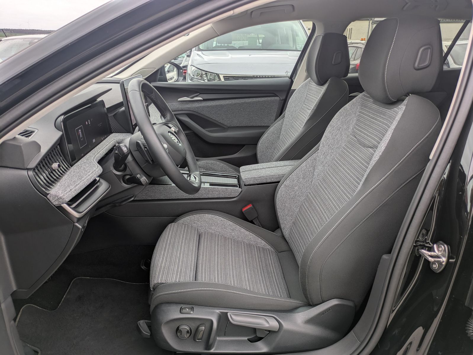 Fahrzeugabbildung SKODA Superb 2.0 TDI 4x4 Selection MATRIX*AHK*PANO*19"