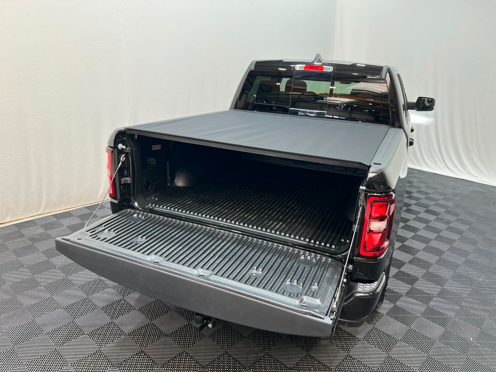 Fahrzeugabbildung Dodge RAM 1500 Sport Crew Cab Hemi V8 *Pro X15*