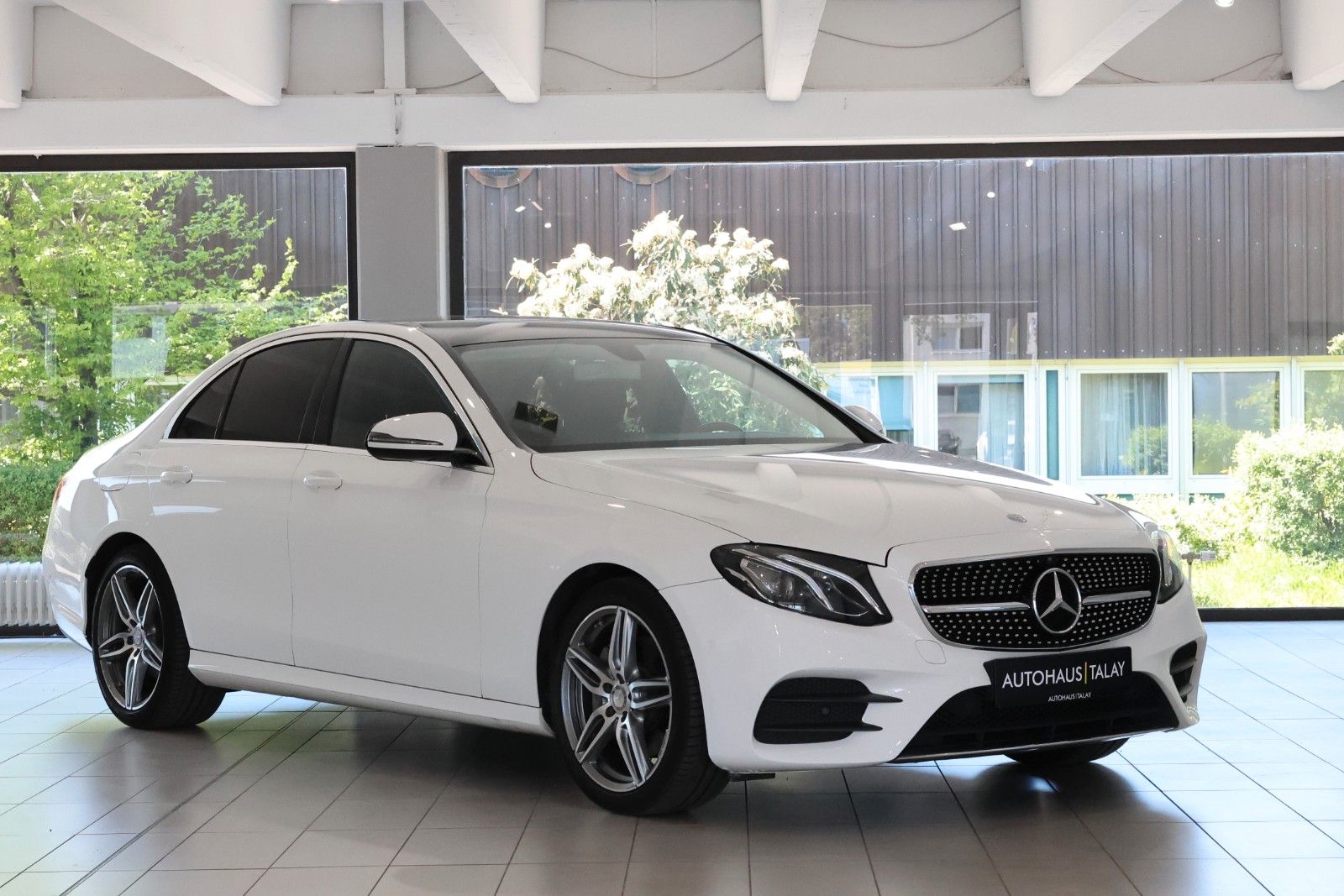 MERCEDES-BENZ E 200 Limousine AMG-Line*NAVI*KAM*LED