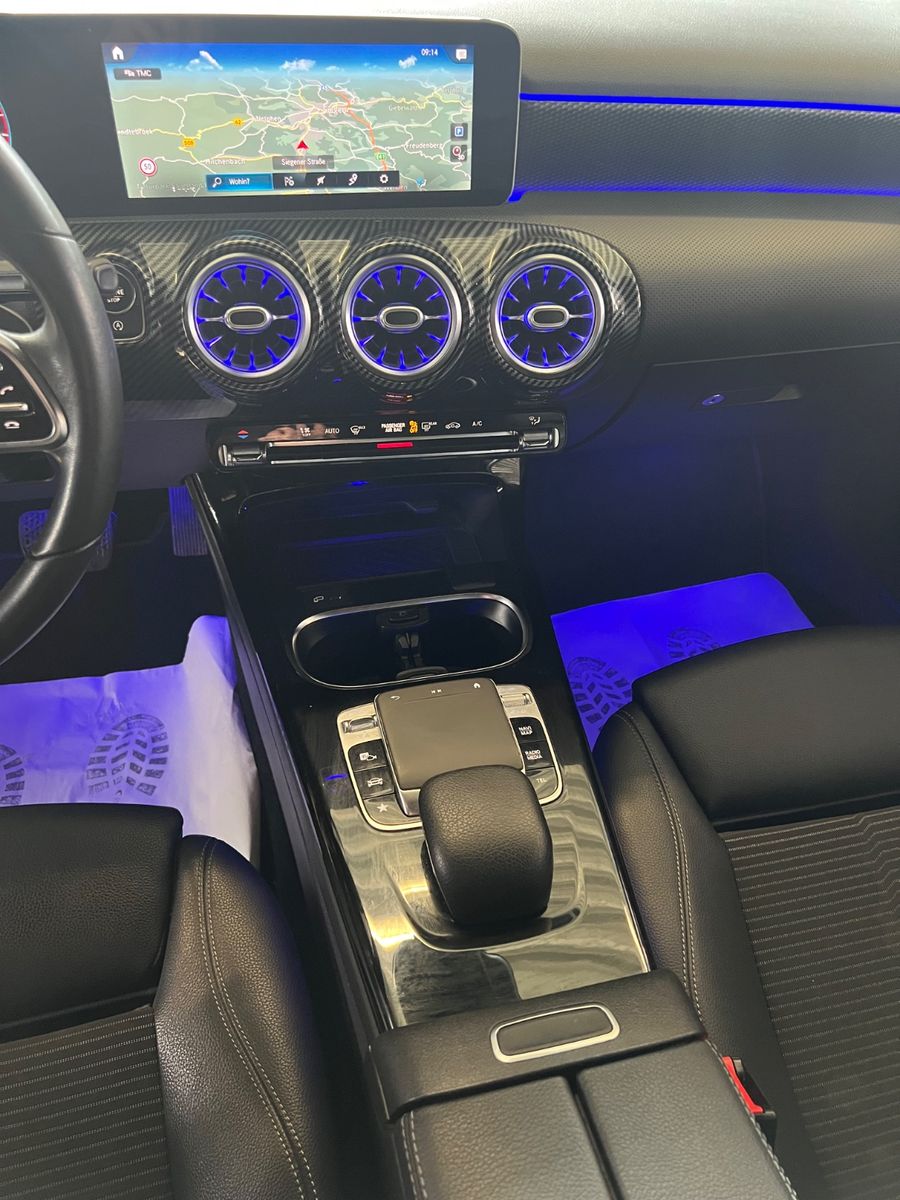 Fahrzeugabbildung Mercedes-Benz A 200 *AMBIENTE*WIDESCREEN*KAMERA*CARBON*LED*