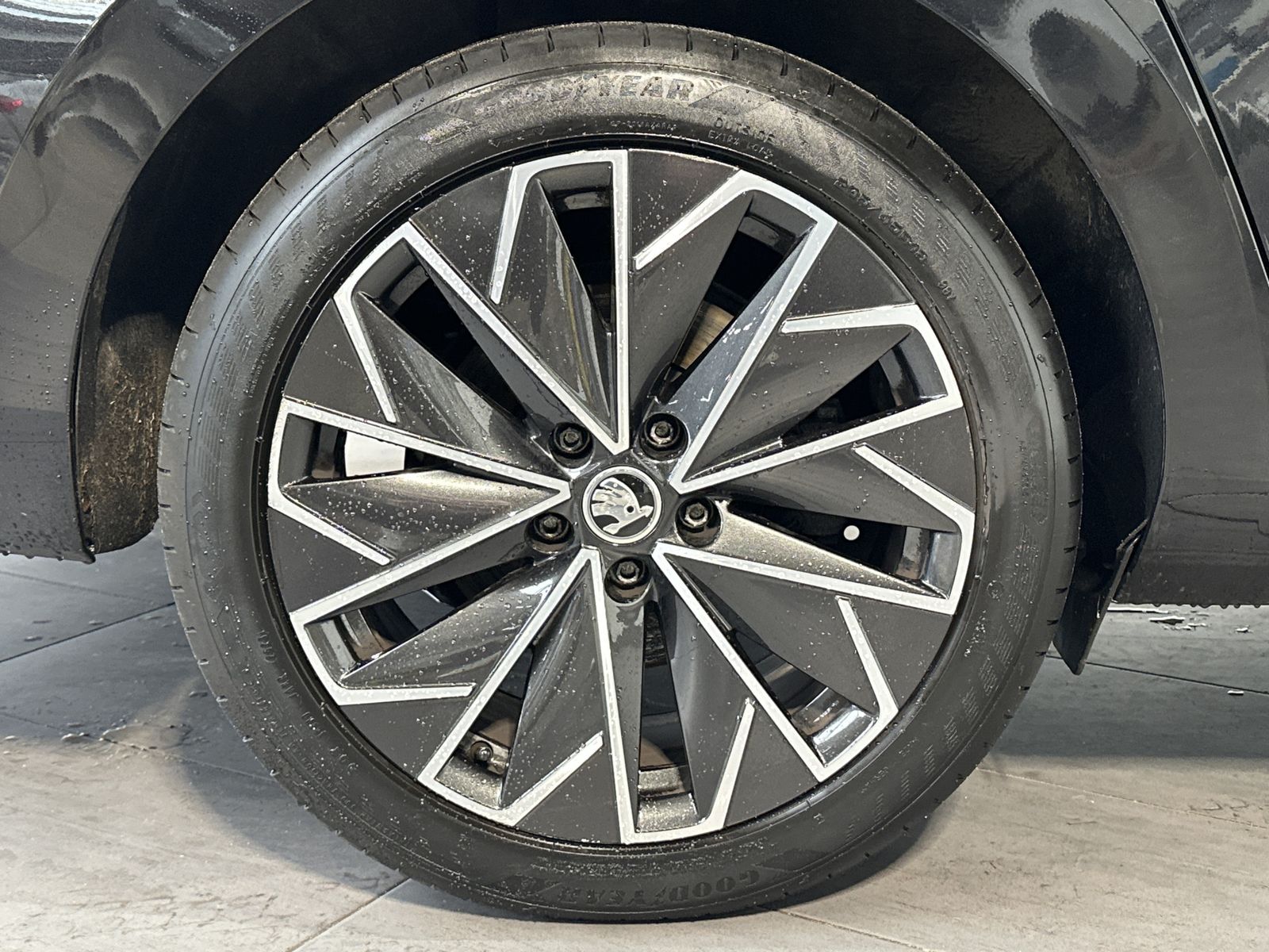 Fahrzeugabbildung SKODA Superb Combi 2.0 TDI DSG L&K NAV+LED+KAM+ACC+VC