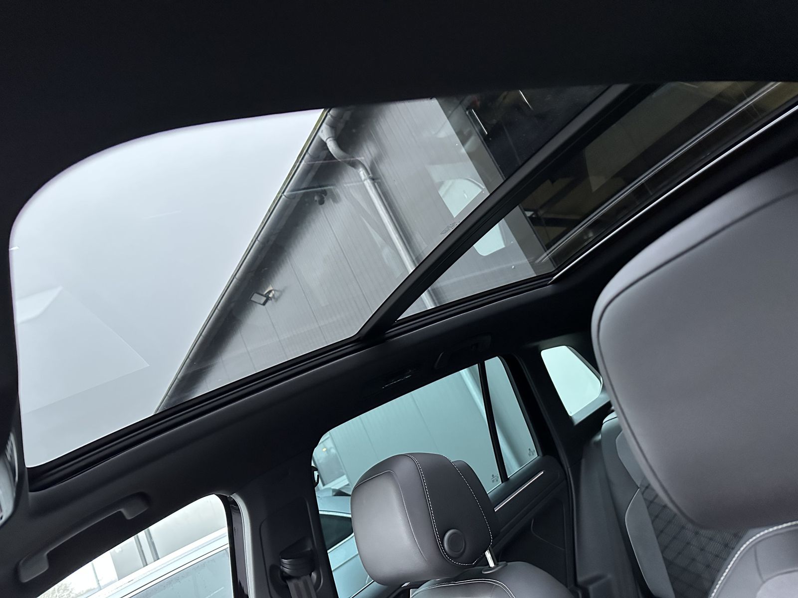 Fahrzeugabbildung Volkswagen Tiguan 2.0 TDI R-Line NAV+LED+AHK+PANO+KAMERA+PP