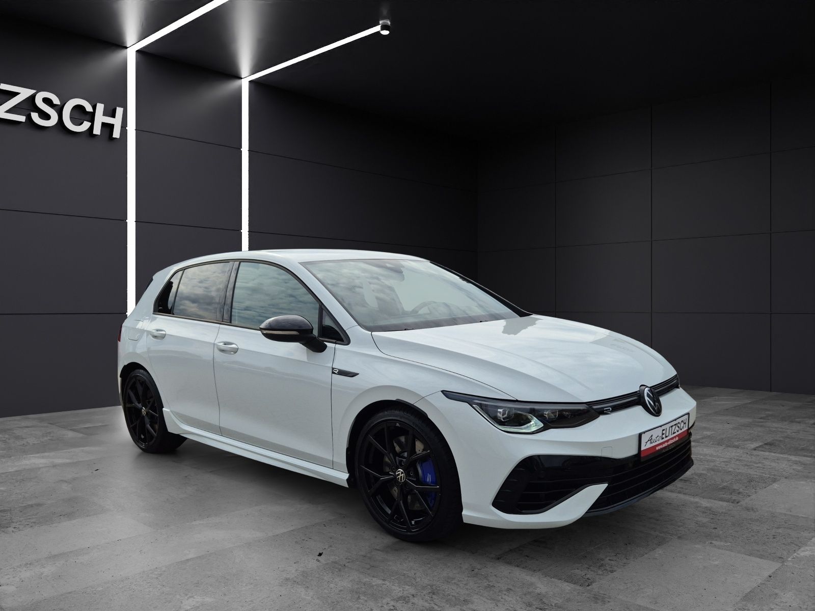 Fahrzeugabbildung Volkswagen Golf VIII R DSG 4M LEDplus Navi AID Pano Akra AC