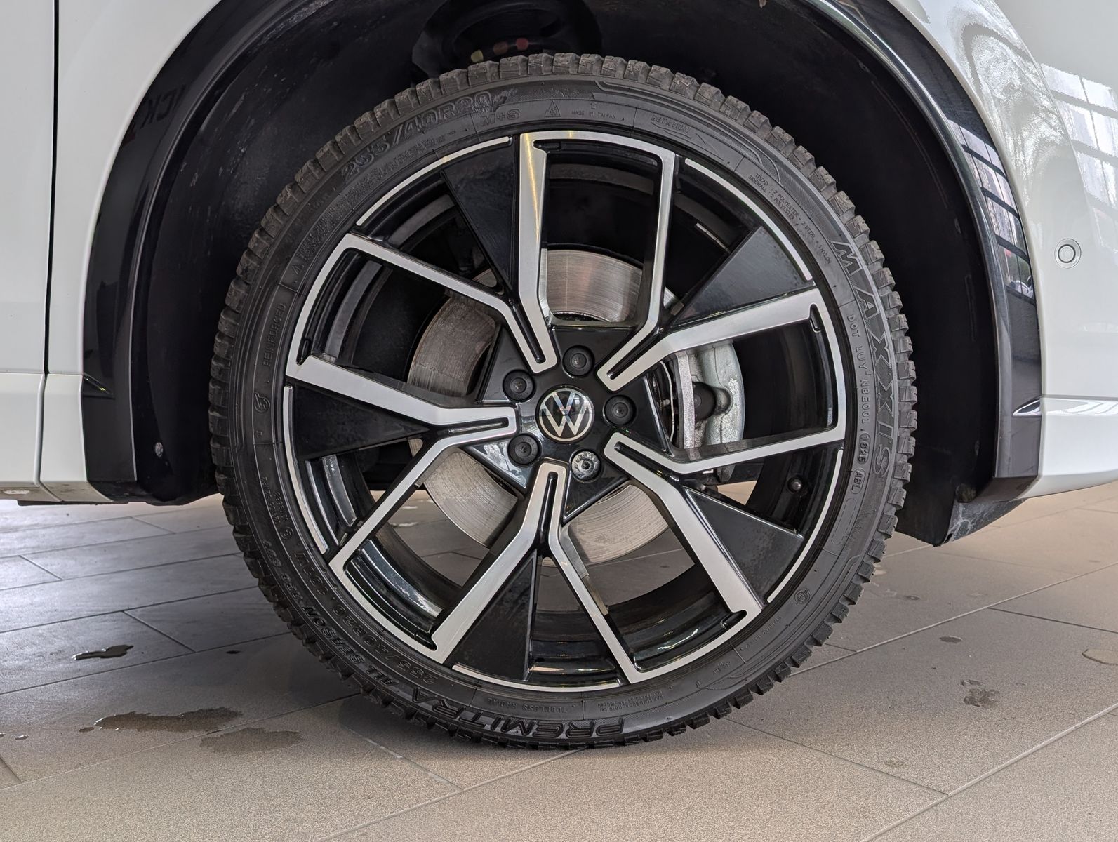 Fahrzeugabbildung Volkswagen Tiguan 2.0TDI R-Line 4M Pano Black AHK Matrix 20