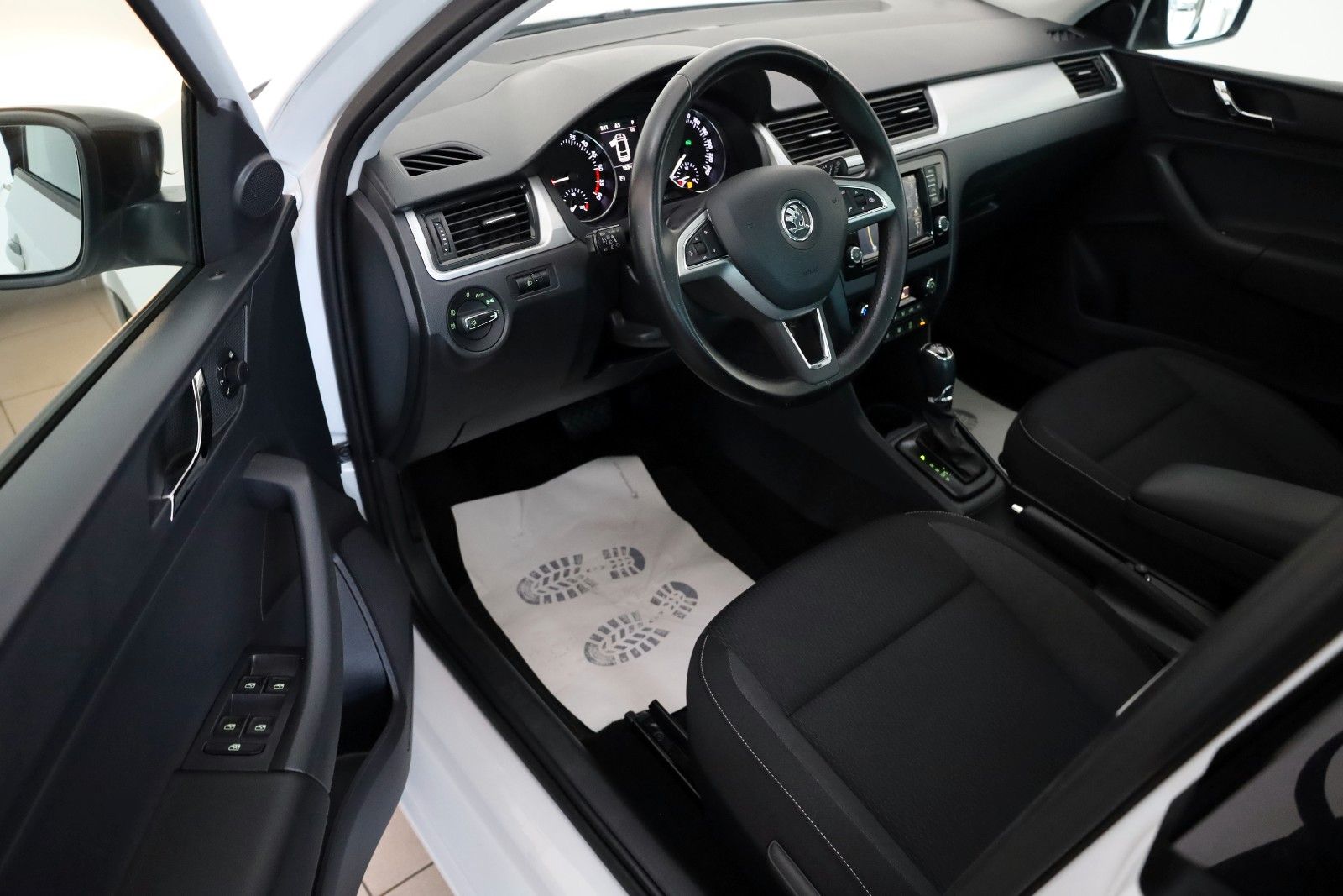 Fahrzeugabbildung SKODA Rapid Spaceback Ambition Navi,Panorama,SH,PDC