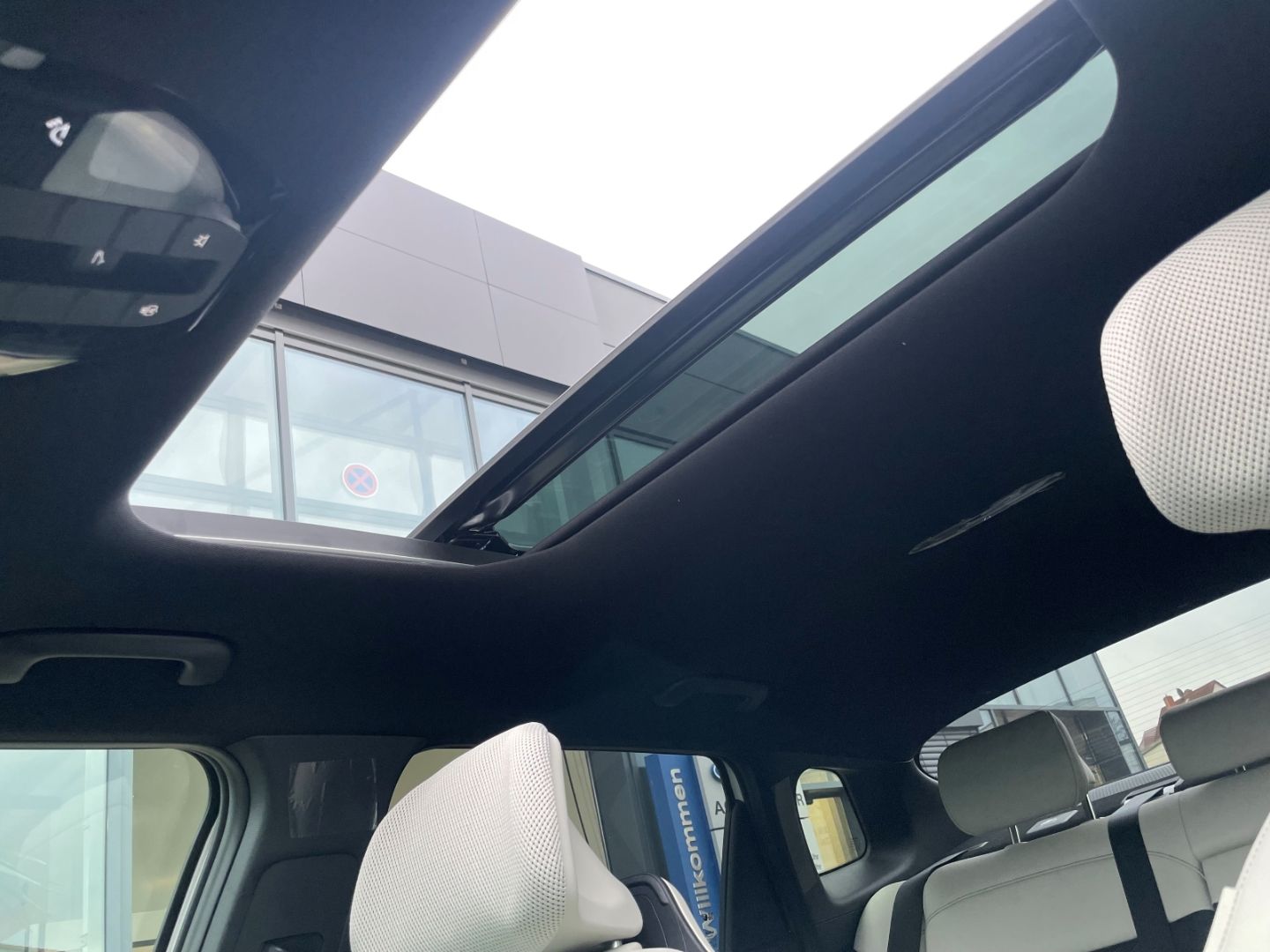 Fahrzeugabbildung Kia EV4 Fastback Kamera Schiebedach Sitzbelüftung